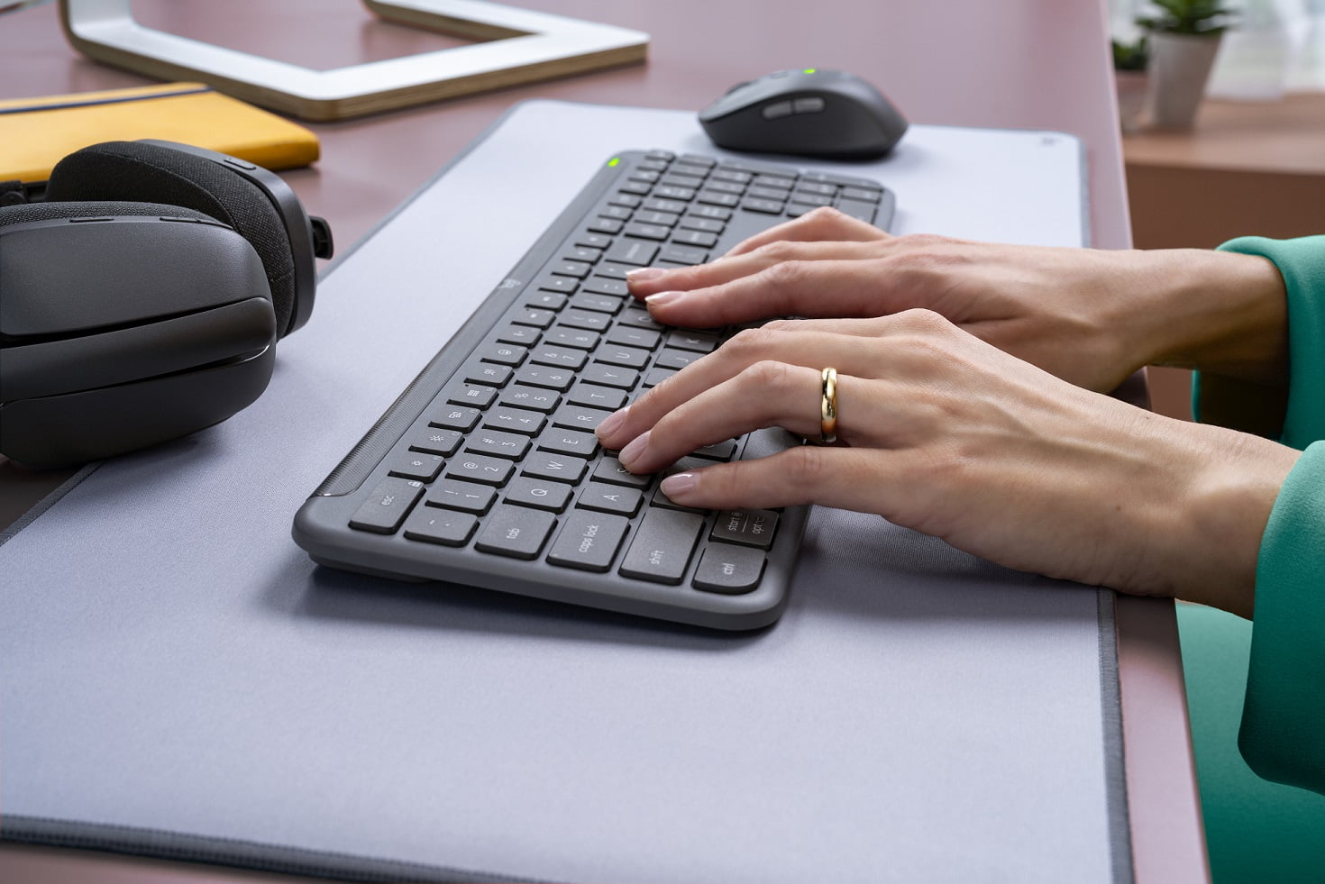 لوجيتك تكشف عن لوحة المفاتيح Signature Slim  للتنقل بسلاسة بين مهام العمل -